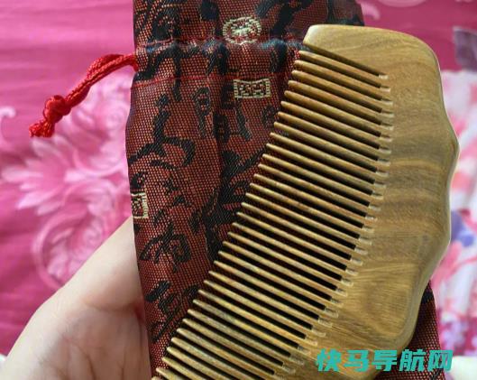 檀木梳子长了白丝怎么处理？檀木梳子深色和浅色哪个好
