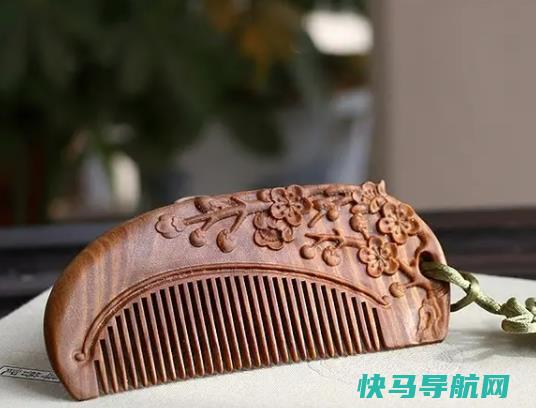 檀木梳子长了白丝怎么处理？檀木梳子深色和浅色哪个好